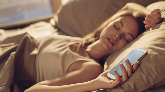 Ce patim daca dormim cu telefonul mobil langa noi? Medicii trag un semnal de alarma