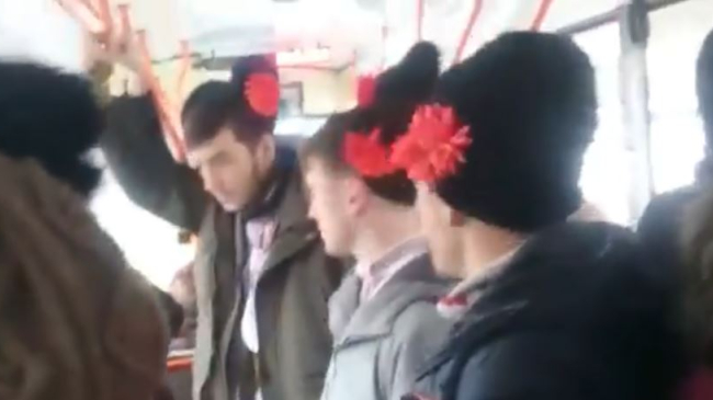 „Aho, aho, copii și frați!” Un grup de tineri umblă cu uratul prin troleibuze