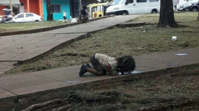 Шокирующее фото: девочка вылизывает лужу