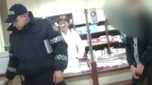 Подростки в масках потребовали у аптекаря презервативы и закидали продавца петардами