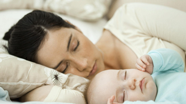 Bebeluşii ar trebui să doarmă cu mama până la 3 ani, susţin specialiştii