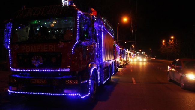 18 autospeciale ale pompierilor au format o coloană în seara zilei de 24 decembrie în Capitală