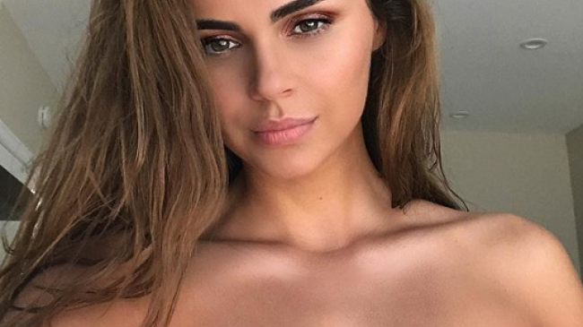 Xenia Deli a îmbrăcat o rochie provocatoare de Crăciun