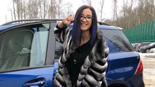 Ольга Бузова вновь удивляет коротким платьем и в санях Деда Мороза (ВИДЕО)