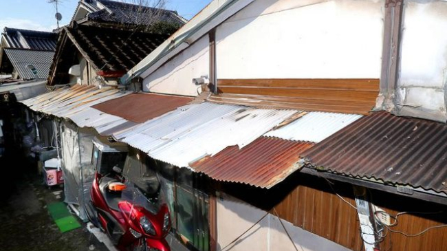 Родители 15 лет держали дочь в клетке