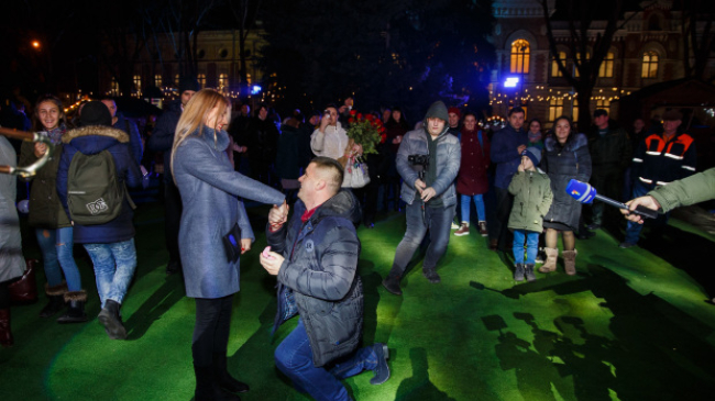 Și-a cerut iubita de nevastă la Târgul de Crăciun din Capitală