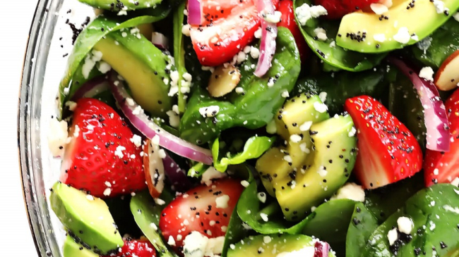 Salată de spanac cu căpșuni și avocado