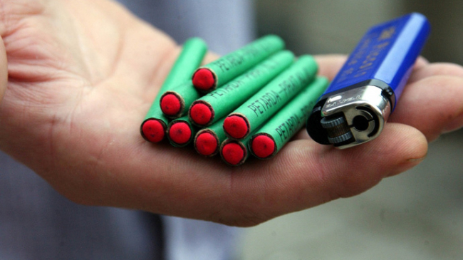 Un copil a rămas fără un deget, după ce o petardă i-a explodat în mână