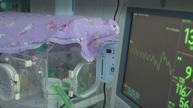 Caz șocant în Moldova. Un bebeluş de 5 luni îl purta în burtă pe fratele său geamăn