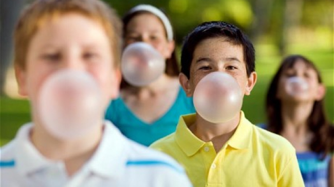 Guma de mestecat poate declansa migrene la adolescenti