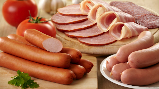 Ученые: любимые детьми колбасы и сосиски опасны!