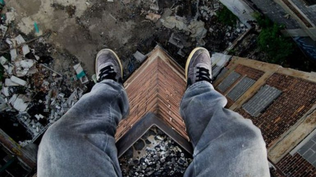 В Бельцах 21-летний парень выпрыгнул с 16 этажа жилого дома и разбился