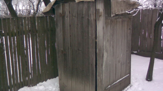 Caz șocant! O tânără a născut în toaleta din curte casei și a aruncat copilul în hazna