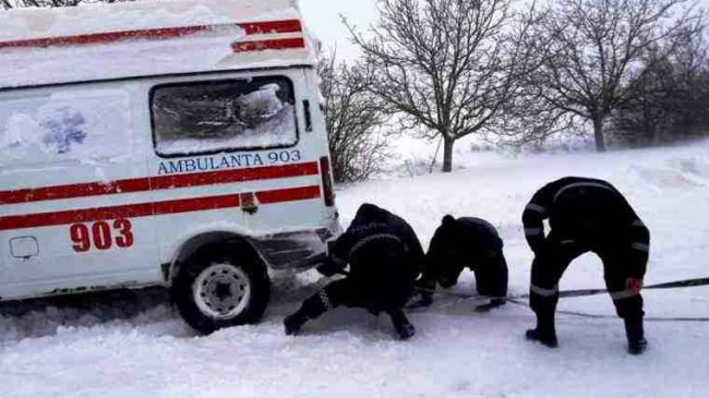 Машина Скорой помощи с младенцем застряла в снегу ВИДЕО