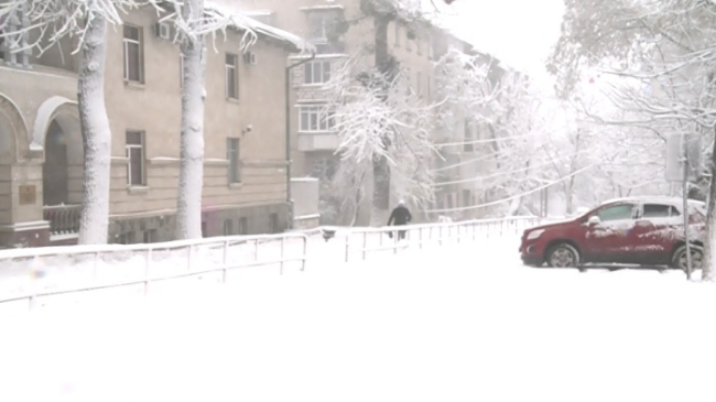 Mai multe străzi din Capitală, închise din cauza ninsorii