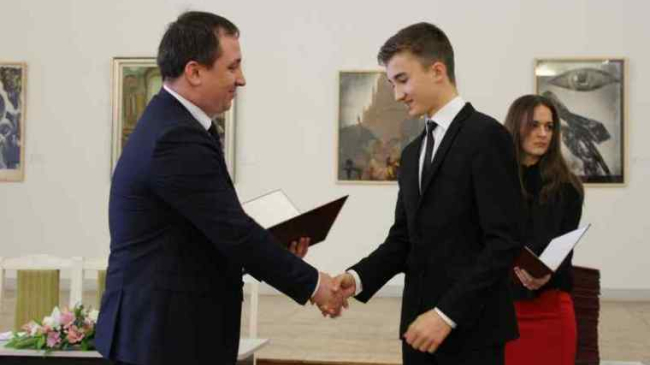 Школьников наградили премиями за талант