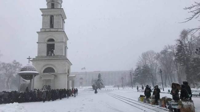 La Catedrală, moldovenii s-au călcat în picioare pentru agheasmă