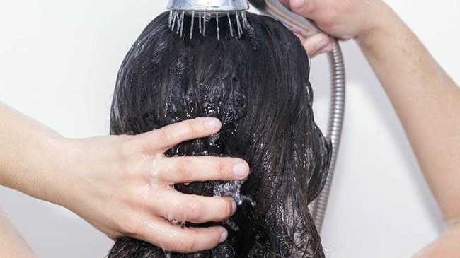 Ce se întâmplă dacă nu-ți speli părul timp de 6 luni