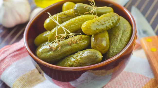 Sfatul medicilor! Trebuie să știi ASTA înainte de a mânca murături