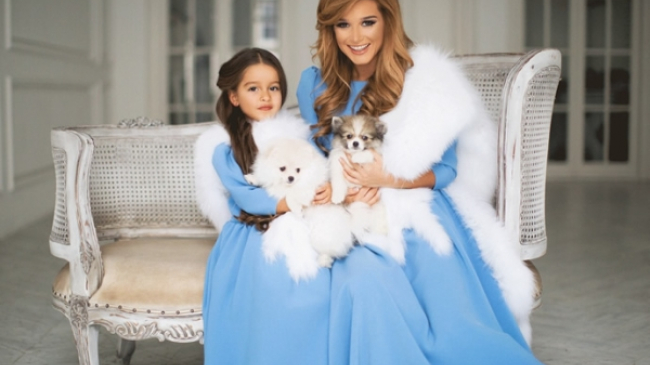 Ksenia Borodina si fiica sa, intr-un catalog de moda. Vezi cum arata cele doua in tinute asortate