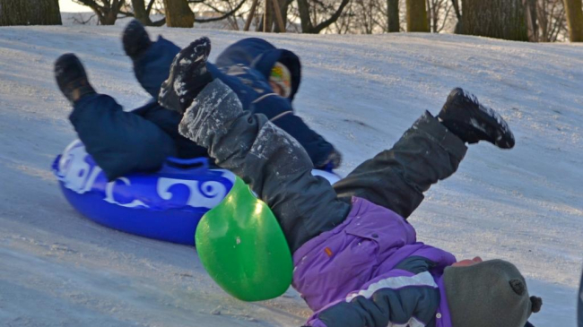 Zeci de copii s-au ales cu fracturi ale membrelor şi traume cranio-cerebrale, în ultimele zile