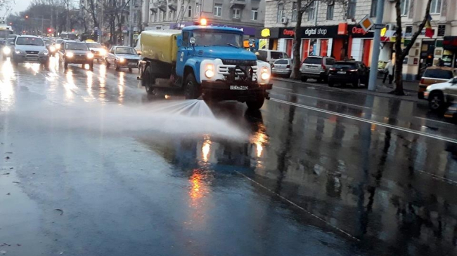 Столичные улицы отмывают старыми поливальными машинами (ВИДЕО)