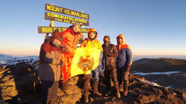 Cinci tineri din Moldova au urcat pe vârful Kilimanjaro și au adunat 50.000 de lei pentru copiii cu nevoi speciale