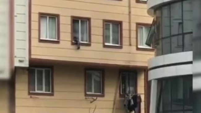 В Турции прохожие поймали выпавшего из окна ребенка (ВИДЕО)