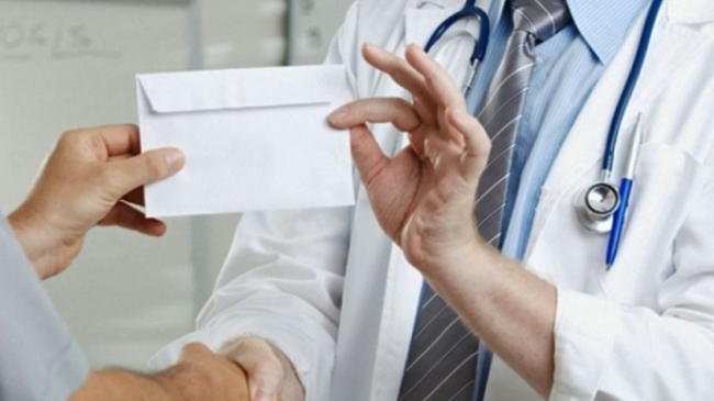 Un medic a fost reținut de CNA pentru că ar fi cerut 7000 lei de la un bolnav de cancer