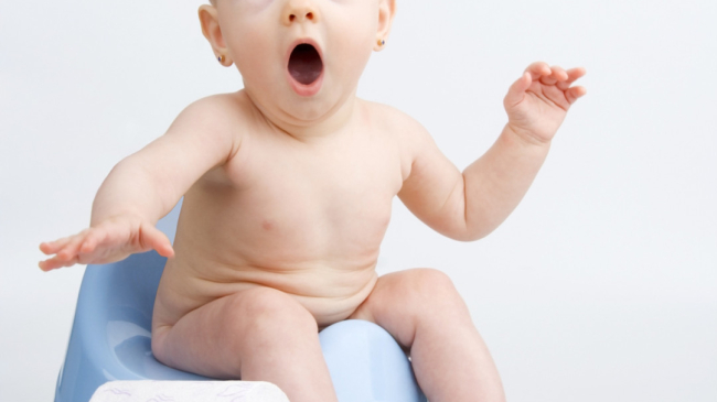Как помочь малышу при запоре?
