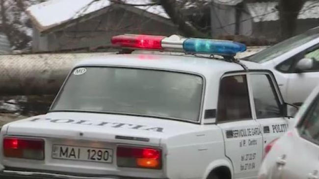 Crimă îngrozitoare în Capitală. S-a aruncat de la geam după ce i-a tăiat gâtul mamei copilului lor. Femeia născuse acum 20 de zile