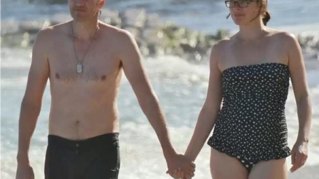 Milla Jovovich și-a etalat burtica în costum de baie