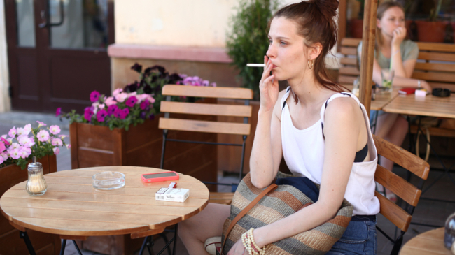 Ограничение курения в радиусе 10 метров от входа отменено