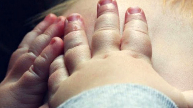 În Rusia, un tată moldovean și-a schilodit copilul de 7 luni