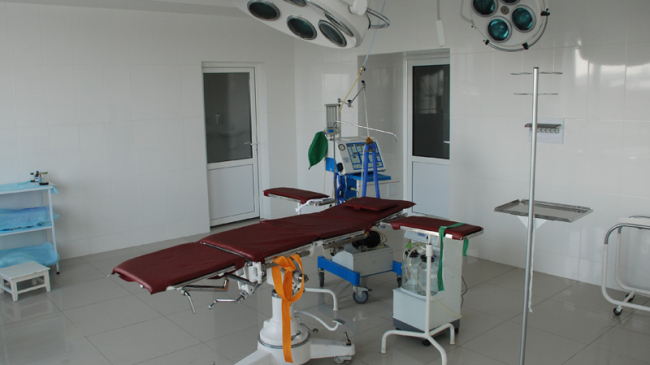 O copilă de 12 ani, în stare gravă la spital după ce a suferit o cezariană de urgenţă