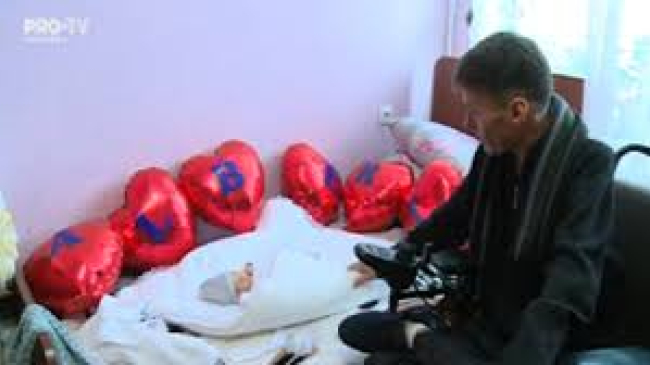 Doi tineri de la azil, aflați în scaune cu rotile, au devenit părinți și au nevoie de ajutor