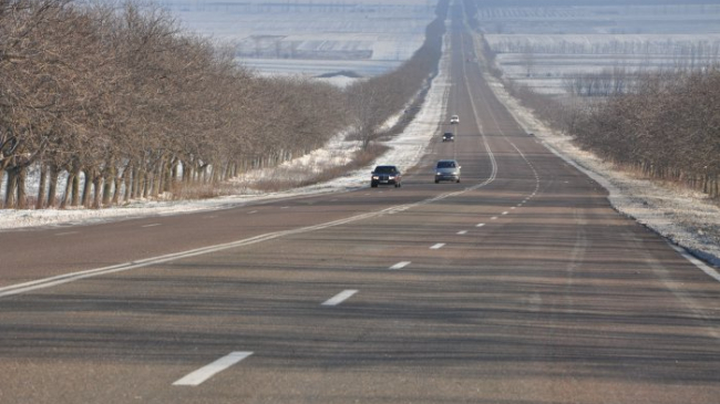 Circulaţia rutieră pe drumurile naționale este asigurată în condiții de iarnă, anunţă autorităţile
