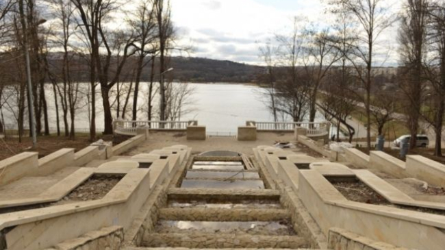 Românii oferă un milion de euro pentru reparaţia scării din granit de la Valea Morilor