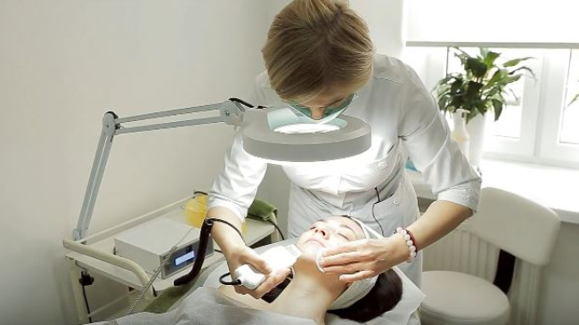 Какие самые эффективные процедуры аппаратной косметологии и где их проводить?