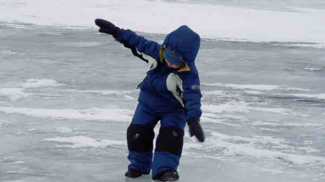 În ciuda riscurilor, moldovenii se plimbă pe gheaţa subţire de pe lacuri și iazuri