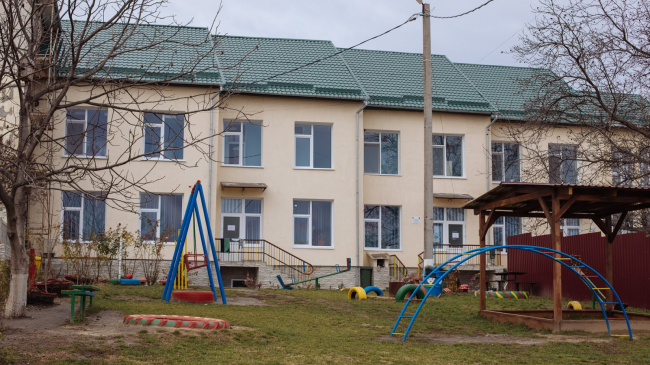 O educatoare trăiește cu soțul și copiii săi în grădiniță