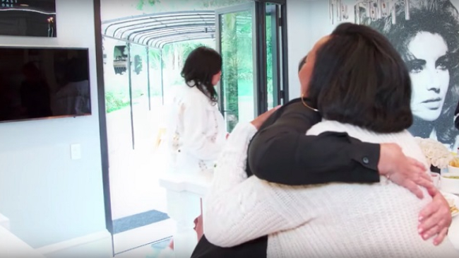 Ea este mama surogat la care a apelat Kim Kardashian