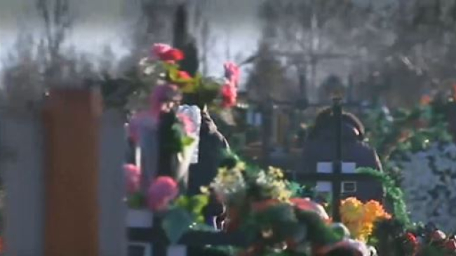 Un făt mort, găsit într-un cimitir