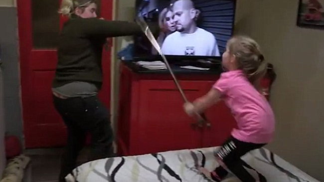 Мама жестокой девочки обратилась к психологам. Какой совет они ей дали