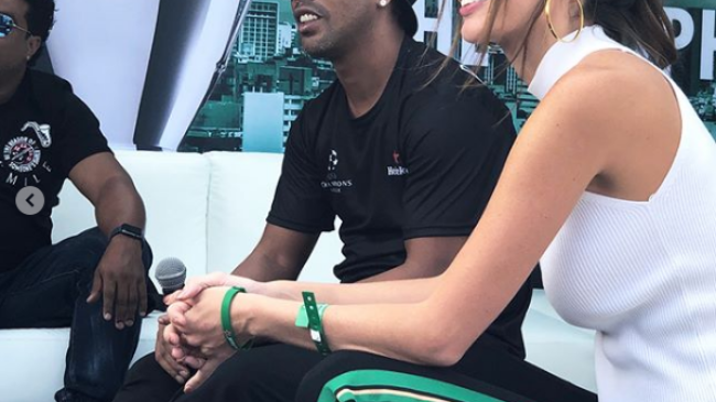 Prietena lui Ronaldinho poartă ținuta unui designer autohton