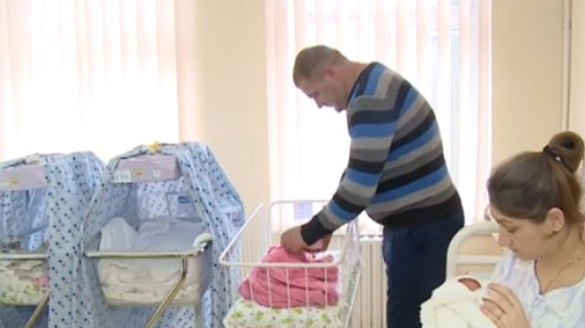 O familie cu trei copii din Mingir se bucură și de tripleți: „Unde mănâncă unul, vor mânca și șase”