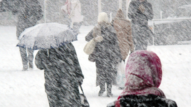 Vremea se răceşte brusc şi revin ninsorile