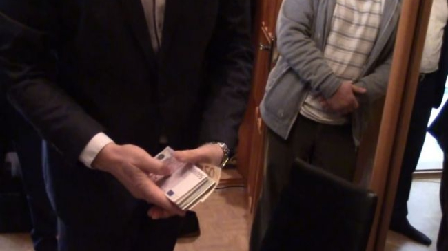 Directorul unei şcoli din Chişinău ar fi furat mii de lei de pe cardurile bancare ale angajaţilor instituţiei