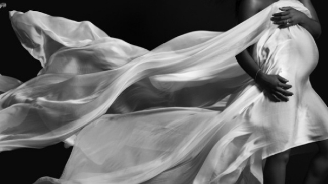 Însărcinată în 8 luni, Kelly Rowland a pozat nud