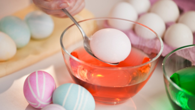 În pieţele din Capitală au apărut vopselele pentru ouă. Specialiştii atenţionează gospodinele să atragă atenţie maximă la ele